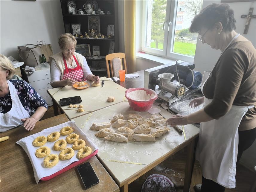ПРИЈЕДОР, 20. АПРИЛА /СРНА/ - Васкршњи перетак је аутохтони обичај Поткозарја, а поред бојених и шараних јаја, украс је готово сваке поткозарске трпезе за највећи хришћански празник - Васкрс.