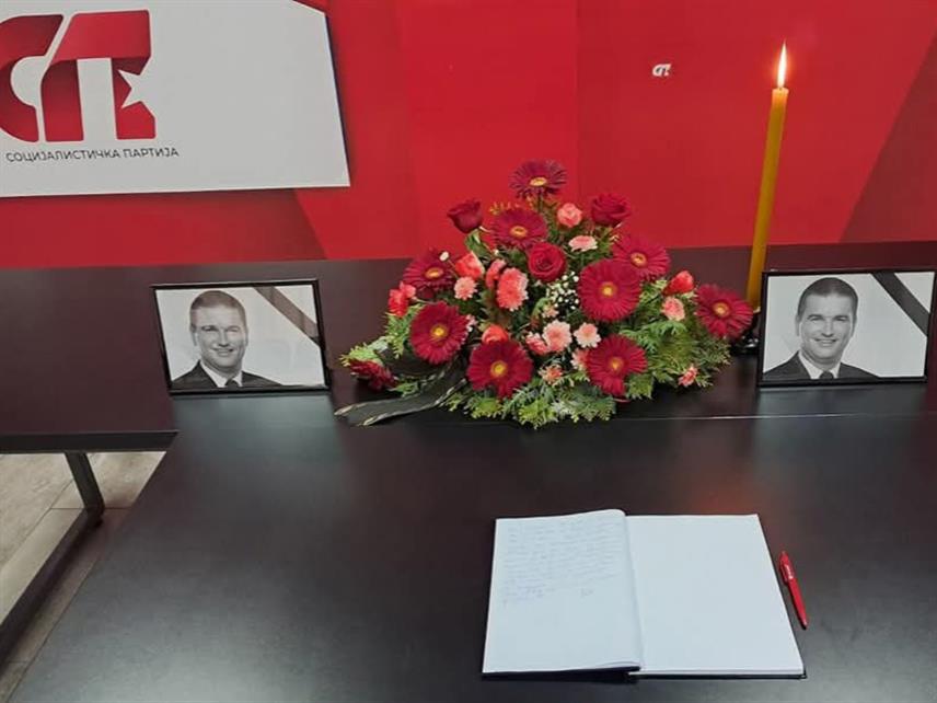 ДОБОЈ, 20. АПРИЛА /СРНА/ - Поводом смрти потпредсједника Социјалистичке партије /СП/ Срђана Тодоровића, његове супруге и дјетета, данас је отворена књига жалости.