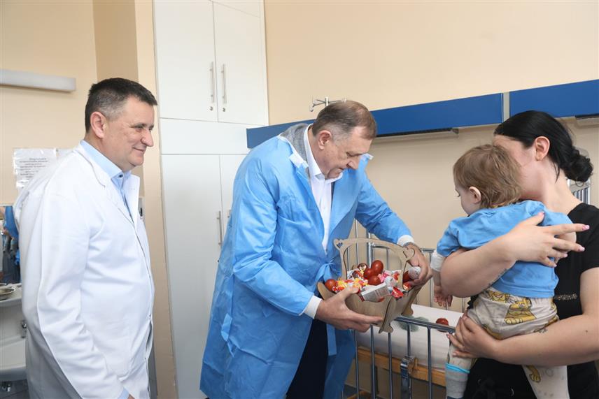 БАЊАЛУКА, 20. АПРИЛА /СРНА/ - Предсједник Републике Српске Милорад Додик и генерални директор Универзитетског клиничког центра /УКЦ/ Српске у Бањалуци Владо Ђајић посјетили су данас, поводом највећег хришћанског празника Васкрса, најмлађе хоспитализоване пацијенте у Клиници за дјечије болести и Клиници за дјечију хирургију. /Фото - Борислав Здриња/