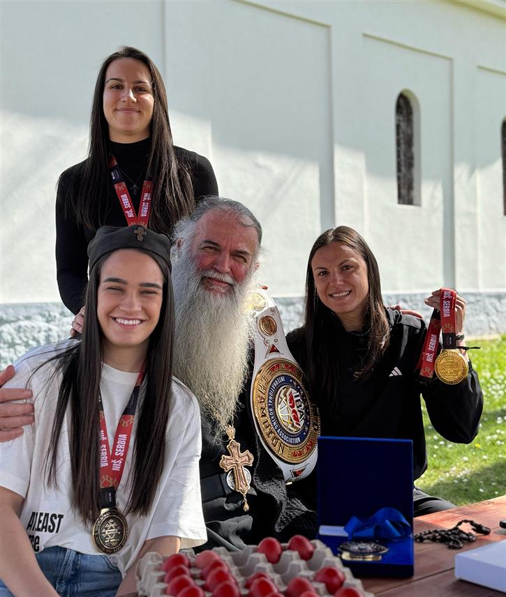 БЕОГРАД, 20. АПРИЛА /СРНА/ - Српска шампионка у боксу Сара Ћирковић, Анђела Бранковић, Анастасија Лукајић и игуман Лука Бабић у манастиру Карно.