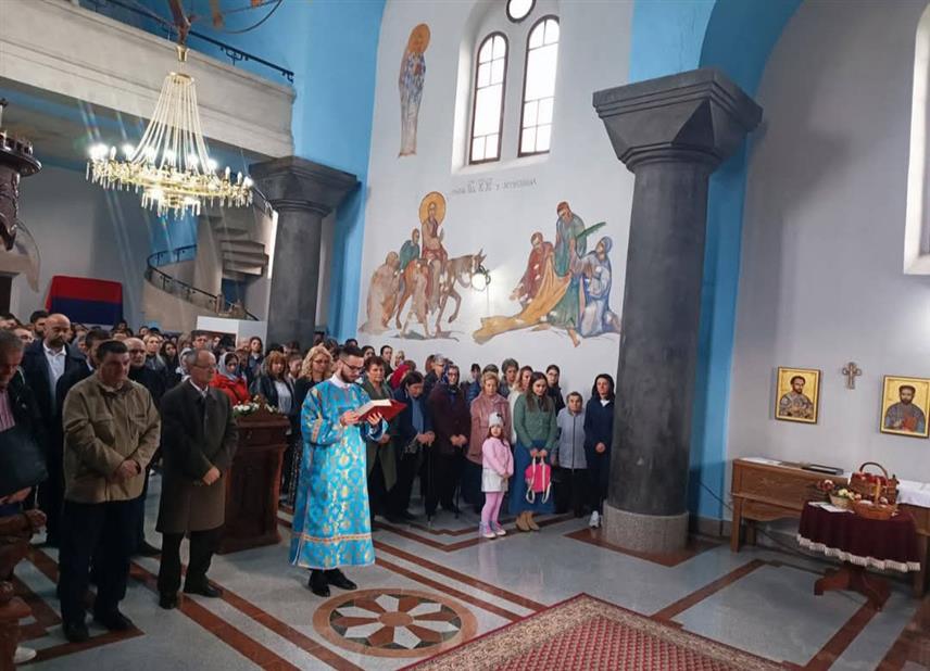 ДРВАР, 20. АПРИЛА /СРНА/ - У Храму Светог Саве у Дрвару данас је служена Васкршња литургија, а прослави празника Христовог васкрсења присуствовао је велики број вјерника.