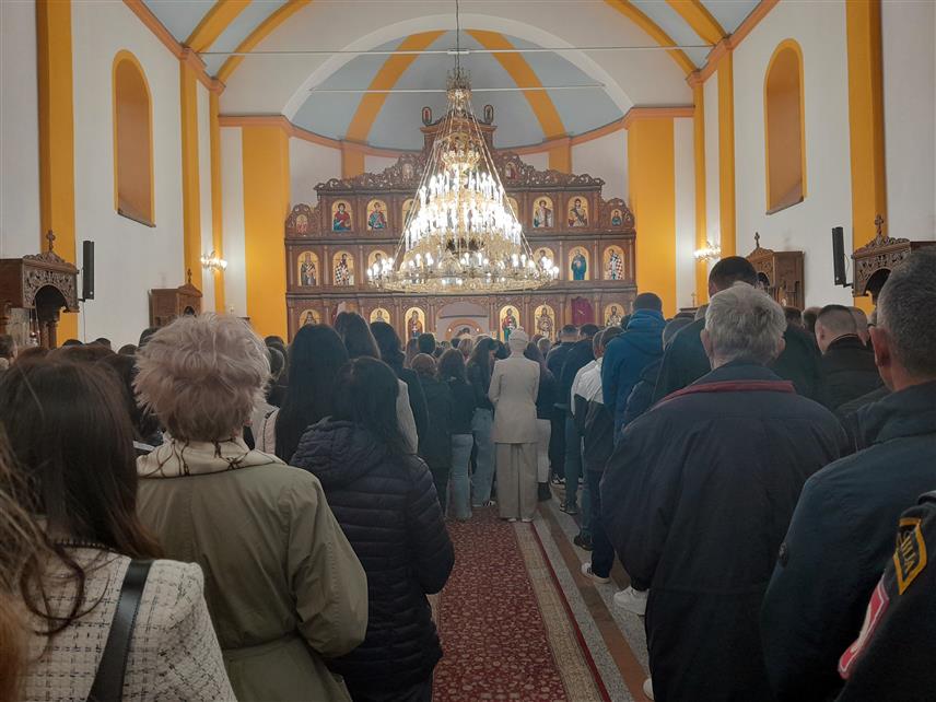 МРКОЊИЋ ГРАД, 20. АПРИЛА /СРНА/ - У Храму Рођења Пресвете Богородице у Мркоњић Граду јутрос је служен Васкршњи уранак и литургија, којима је присуствовао велики број вјерника.