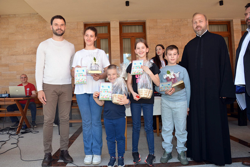 ПРИЈЕДОР, 20. АПРИЛА / СРНА/ - На традиционалној "Васкршњој туцијади" која је данас пети пут одржана у порти Храма Свете Тројице у Приједору најјаче јаје имала је Лана Лучић, ученица Основне школе "Бранко Ћопић".Друго мјесто освојила је Катарина Здјелар, треће Вук Ритан, а четврто Урош Јеж.	
