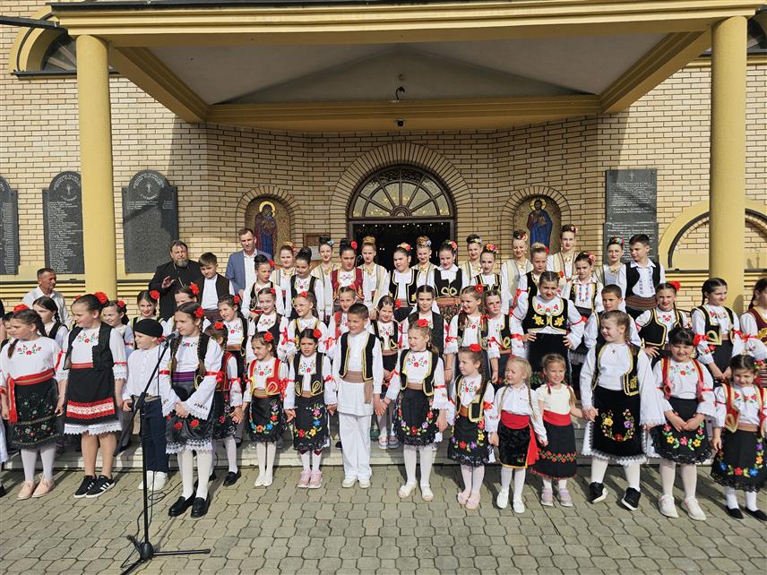 УГЉЕВИК, 20. АПРИЛА /СРНА/ - Традиционална изложба васкршњих јаја у порти угљевичког храма Преподобне мати Параскеве окупила је 44 учесника, а три најљепше нашарана васкршња јаја награђена су са по 100 КМ.