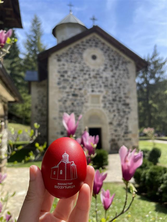 ВОЗУЋА, 20. АПРИЛА /СРНА/ - Више стотина православних вјерника прославило је данас највећи хришћански празник Васкрс у манастиру Света Tројица - Возућица у општини Завидовићи у ФБиХ.