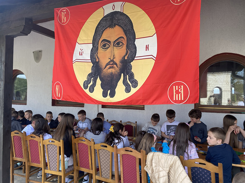 СОКОЛАЦ, 20. АПРИЛА /СРНА/ - На Сокоцу је данас одржана туцијада на којој је бирано најтврђе и најљепше васкршње јаје, уз присуство великог броја учесника, чиме је још једном показано да је овај вид окупљања и чувања традиције омиљен међу дјецом.