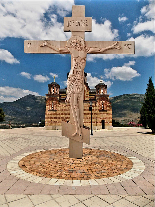 TРЕБИЊЕ, АПРИЛА /СРНА/ - Никола Бутулија из Tребиња низ година се бави дуборезом, у његовој радионици од дрвета настају права умјетничка дјела попут икона, иконостаса и црквених мобилијара, па његови радови украшавају бројне домове и храмове у Херцеговини и шире.	