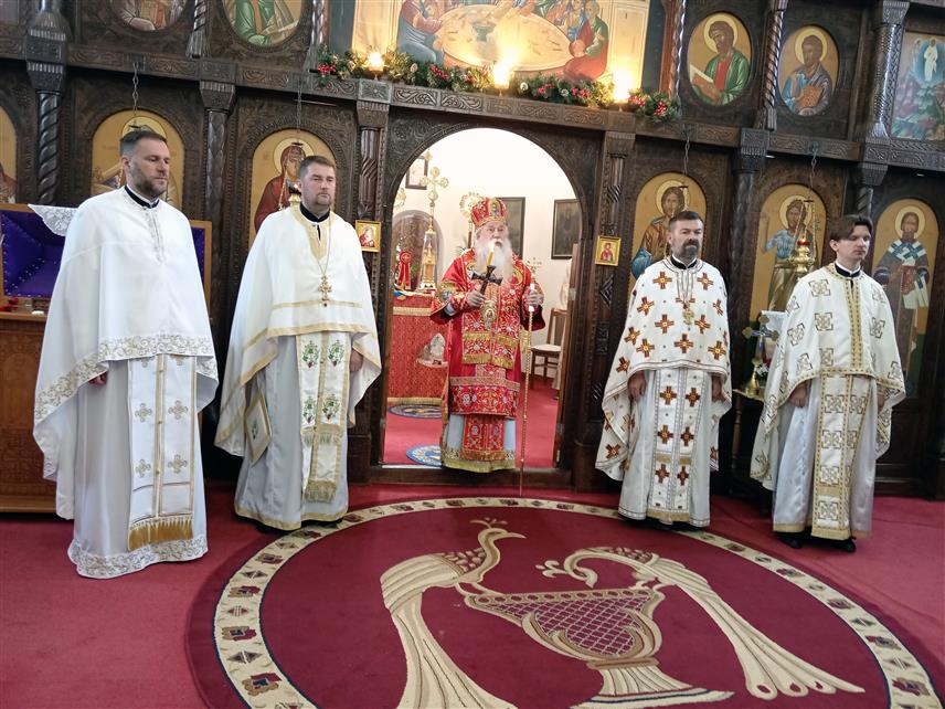 СОКОЛАЦ, 21. АПРИЛА /СРНА/ - Његово високопреосвештенство митрополит дабробосански Хризостом служио је на Васкршњи понедјељак Свету архијерејску литургију у Цркви Светог пророка Илије на Сокоцу.	