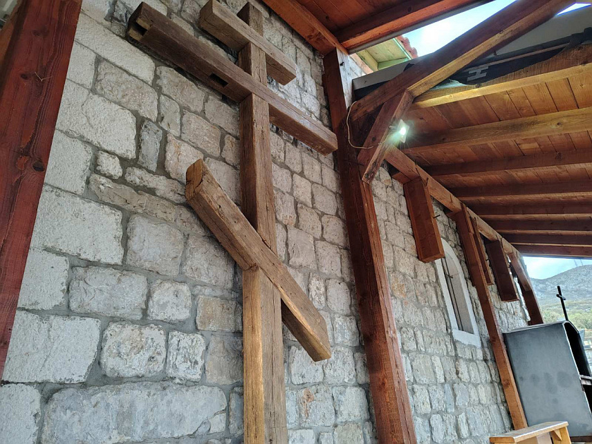 ПОДГОРИЦА, 21. АПРИЛА /СРНА/ - Крста, који је донесен из Јасеновца у цркви у Дољанима.