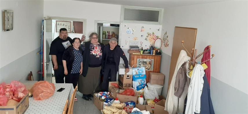 НОВИ ГРАД, 21. АПРИЛА /СРНА/ - Удружење жена из Сводне организвало је, поводом васкршњих празника, посјету Дому за старија лица у Деветацима код Новог Града, у којем борави 16 штићеника којима су уручени пригодни поклони.