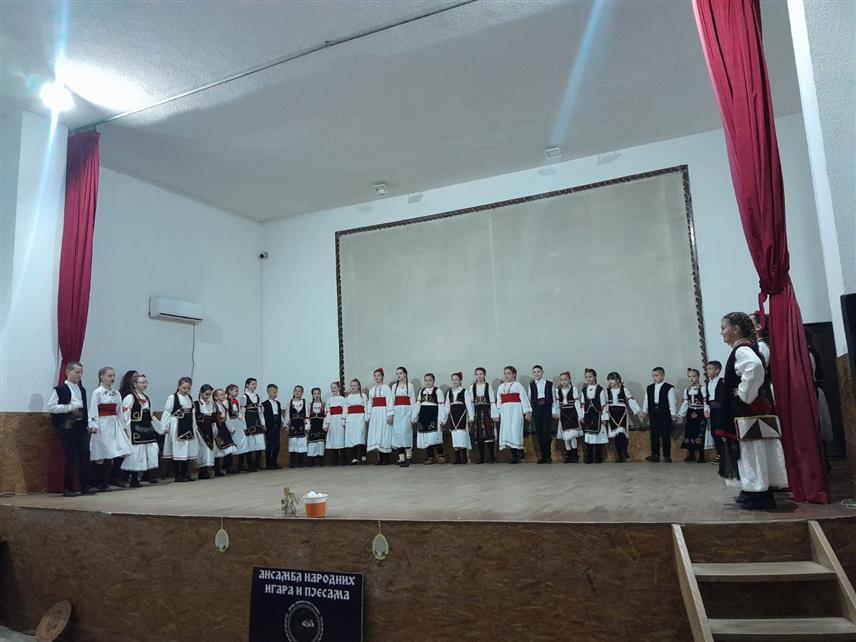 ШИПОВО, 21. АПРИЛА /СРНА/ - Ансамбл народних игара и пјесама "Никола Кокошар" из Шипова одржао је вечерас јубиларни 10. Васкршњи концерт, на којем је наступило око 250 учесника.