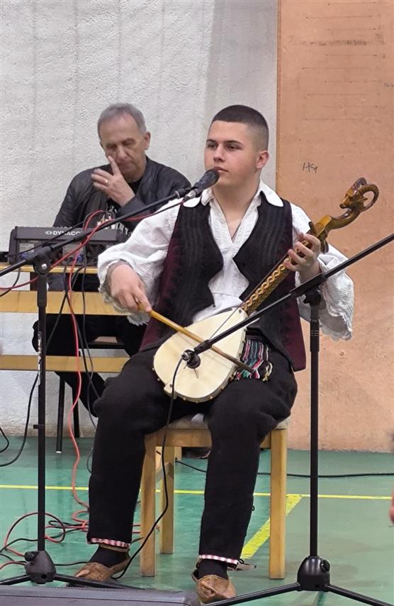 ПАЛЕ, 21. АПРИЛА /СРНА/ - Свачија се историја пише, српска пјева и ничија више, рекао је вечерас у Мокром петнаестогодишњи глуслар из Источног Старог Града Радош Пљеванчић који је наступио на гусларској вечери поводом Васкрса.