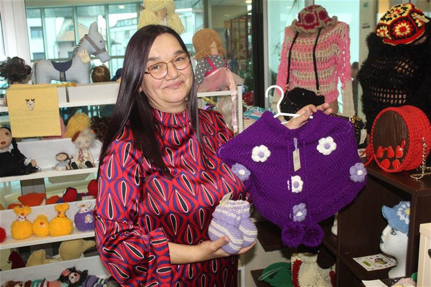 СРБАЦ, 21. АПРИЛА /СРНА/ - Ручни рад није само занат, већ умјетност прожета емоцијом и личном посвећеношћу, чему свједочи и примјер Сњежане Шапоња из Српца чија је љубав према традицији преточена у јединствене, чаробне креације које се не носе само на тијелу, већ и у срцу.