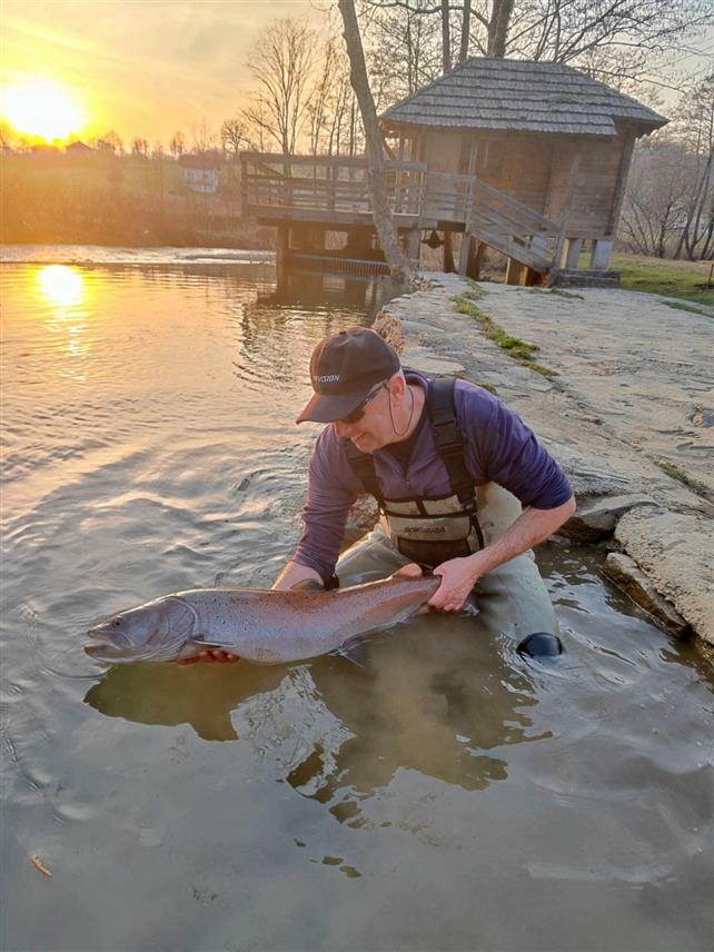 НОВИ ГРАД, 21. АПРИЛА /СРНА/ - Чланови Спортског риболовног удружења Нови Град већ седам година помажу младицама да се мријесте, због проблема са неадекватном рибљом стазом, а резултати се виде у присуству ситне младице у Сани, Уни и притокама.