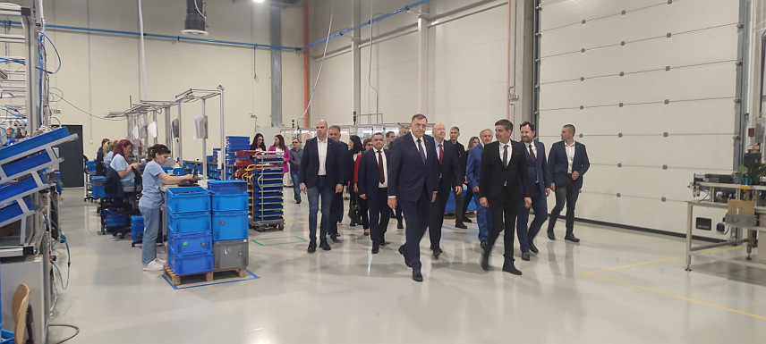 БАЊАЛУКА, 22. АПРИЛА /СРНА/ - Предсједник Републике Српске Милорад Додик стигао је у посјету фабрици "Искра Тела Л" у Маховљанима код Лакташа.