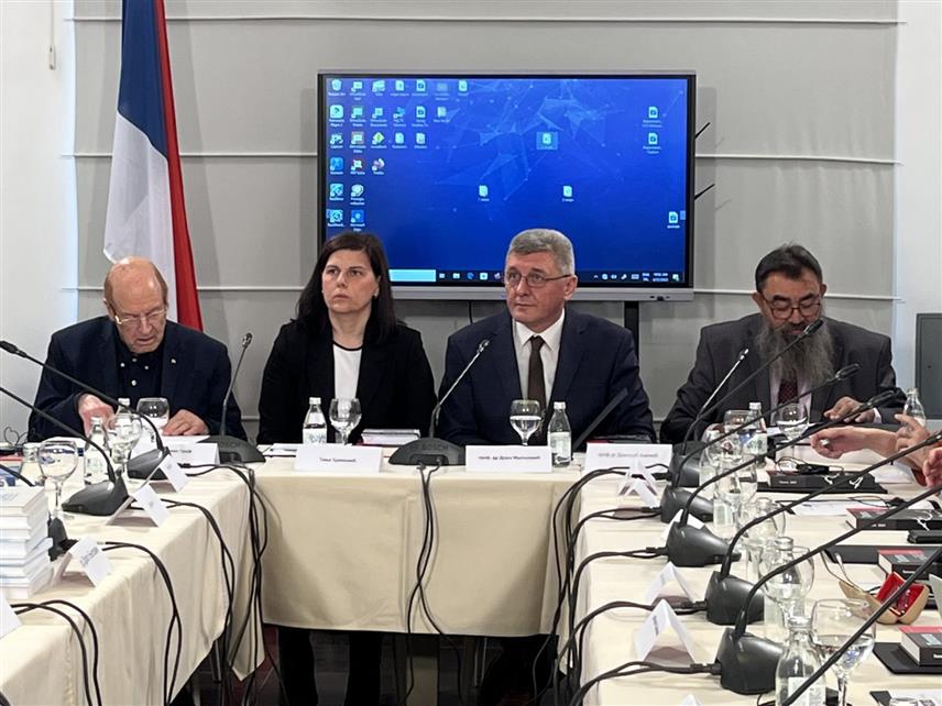 КОЗАРСКА ДУБИЦА, 22. АПРИЛА /СРНА/ - У Козарској Дубици данас је отворена дводневна међународна научна конференција "НДХ и концентрациони логор Јасеновац у свјетлу савремених истраживања" која је окупила 20 учесника из цијелог свијета, међу којим је и израелски историчар Гидеон Грајф.