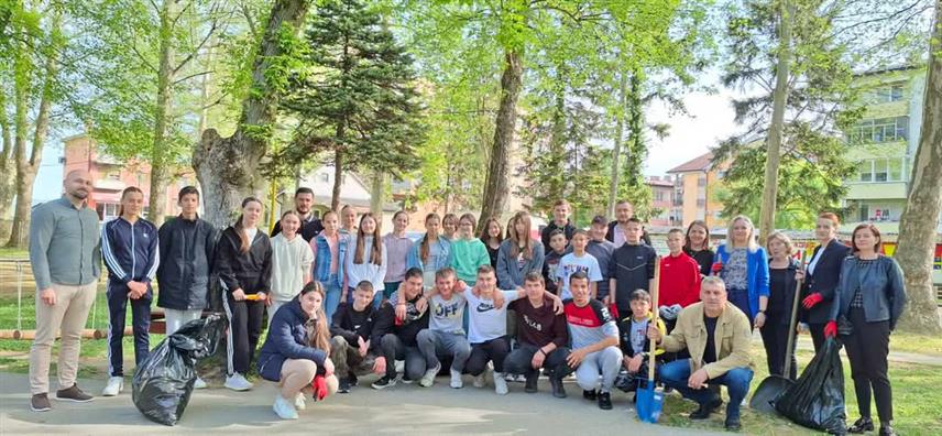 БРОД, 22. АПРИЛА /СРНА/ - У Броду је данас поводом 22. априла - Међународног дана планете земље, организована еколошка акција на неколико локација.	