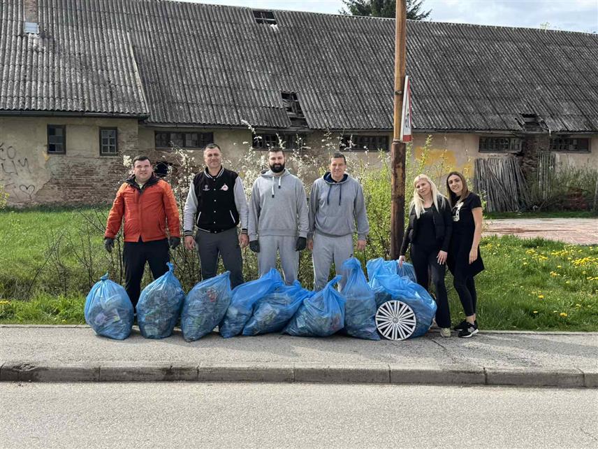 ПАЛЕ, 22. АПРИЛА /СРНА/ - На Палама је данас организована акција уређења општине поводом Међународног дана планете Земље, а одзив је био на завидном нивоу.	