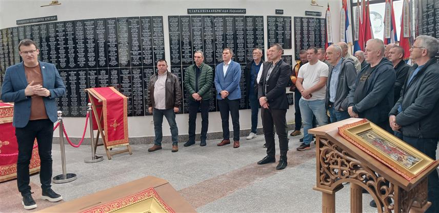 ИСТОЧНА ИЛИЏА, 22. АПРИЛА /СРНА/ - У Спомен-цркви Светог Димитрија на Вељинама у Источној Илиџи данас су обиљежене 33 године од првог напада на Илиџу када је погинуло 12 српских бораца, а осам је отето из транспортера на аеродромској писти, за шта још нико није одговарао.	