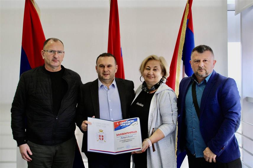 ИСТОЧНО САРАЈЕВО, 22. АПРИЛА /СРНА/ - Представници Удружења "Трећа сарајевска бригада" уручили су градоначелнику Источног Сарајева Љубиши Ћосићу захвалницу за подршку њиховом раду.