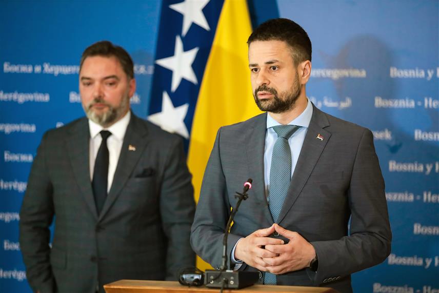 САРАЈЕВО, 22. АПРИЛА /СРНА / - Министар финансија и трезора у Савјету министара Срђан Амиџић рекао је да је министар иностраних послова Елмедин Конаковић довео у питање функционисање свих институција тиме што није дао подршку доношењу буџета институција БиХ.