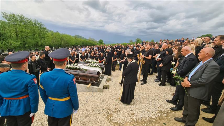 ДОБОЈ, 22. АПРИЛА /СРНА/ - Трагично настадали народни посланик Срђан Тодоровић, његова супруга Биљана и кћерка Ана сахрањени су на добојском градском гробљу Шушњари.