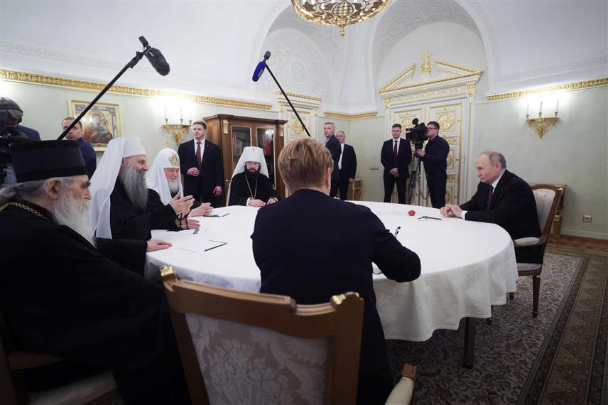 МОСКВА, 22. АПРИЛА /СРНА/ - Предсједник Русије Владимир Путин примио је данас у Москви Његову светост патријарха српског Порфирија и патријарха московског и цијеле Русије Кирила.