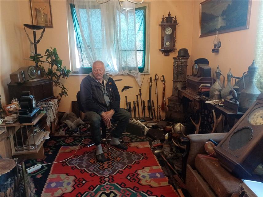 ДЕРВЕНТА, 22. АПРИЛА /СРНА/ - Дервенћанин Бранислав Гаврић већ дужи низ година скупља старе предмете без којих се некада није могао замислити свакодневни живот, а стан у центру града претворио је мини-музеј.