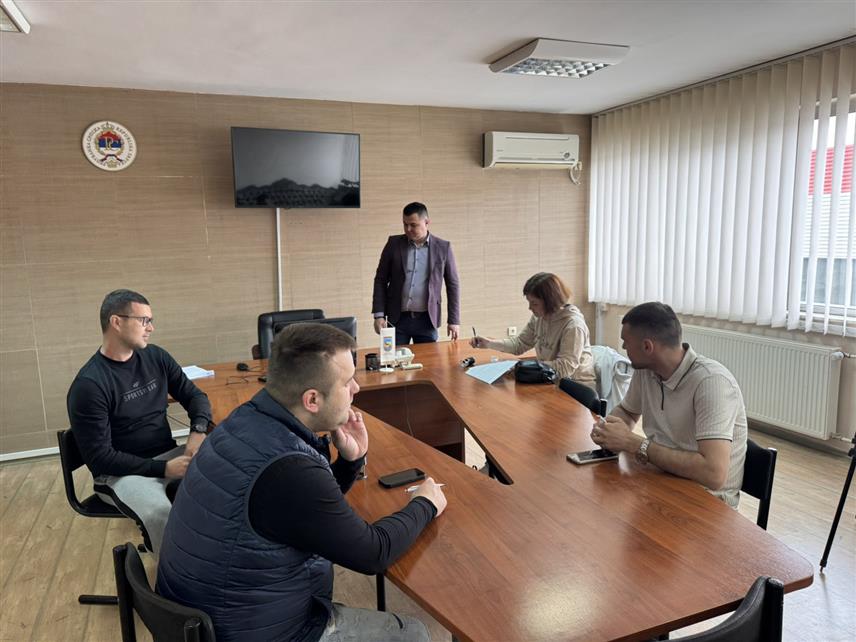 КОСTАЈНИЦА, 23. АПРИЛА /СРНА/ - Замјеник начелника општине Костајница Миле Дејановић потписао је данас уговоре о стипендијама за 69 студената и ученика, за шта ће из буџета бити издвојено 59.700 КМ.	
