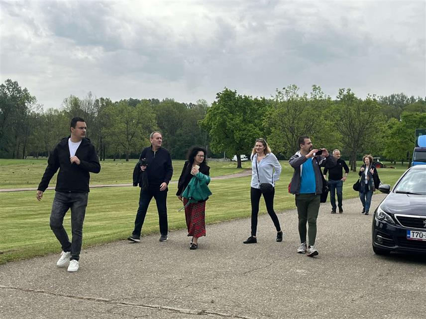 КОЗАРСКА ДУБИЦА, 23. АПРИЛА /СРНА/ - За учеснике Међународне научне конференције о Јасеновцу у Козарској Дубици данас је одржан историјски час у Спомен-подручју Доња Градина, а потом су обишли Храм Светог Марка и гробницу крви и мозгова у Драксенићу.	