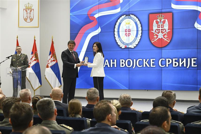 БЕОГРАД, 23. АПРИЛА /СРНА/ - Министар одбране Србије Братислав Гашић уручио је данас одликовања припадницима Министарства одбране и Војске Србије, поводом Дана државности Србије - Сретења и поводом Дана Војске Србије.