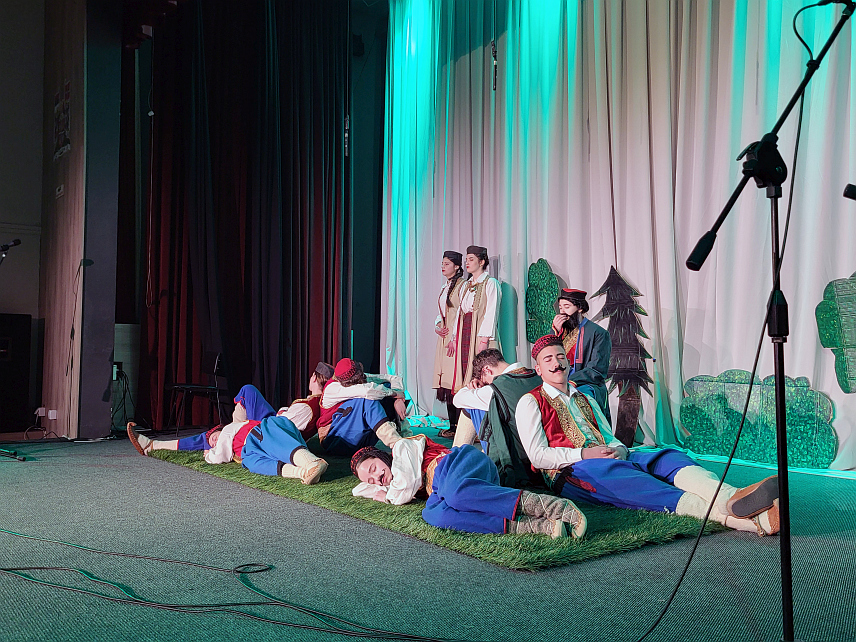 ПАЛЕ, 23. АПРИЛА /СРНА/ - Чланови драмско-рецитарске секције Средњошколског центра "Пале" извели су данас представу "Горски вијенац", чиме је почела манифестација "Дани књиге" с циљем подизања свијести младих да више читају, те да развијају љубав према српском језику и ћирилици.