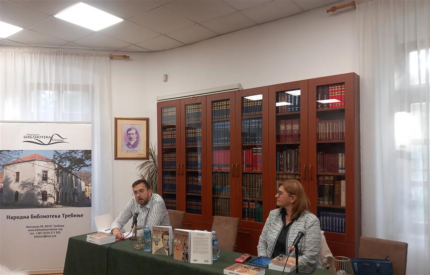 ТРЕБИЊЕ, 23. АПРИЛА /СРНА/ - У Народној библиотеци Требиње вечерас је промовисана књига "Благоје Јововић, српски херој у вучјој јазбини", аутора Марије Јововић, која говори о атентату на Анту Павелића, усташког поглавника и једног од највећих злочинаца Другог свјетског рата.