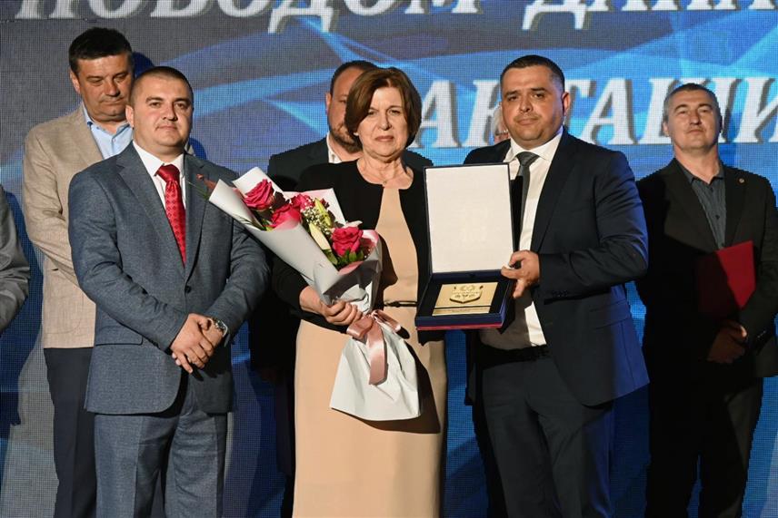 ЛАКТАШИ, 23. АПРИЛА /СРНА/ - Министру просвјете и културе Републике Српске Жељки Стојичић вечерас је на свечаној академији поводом Дана града Лакташи уручено највеће градско признање Златни грб за изузетан допринос развоју ове локалне заједнице.

