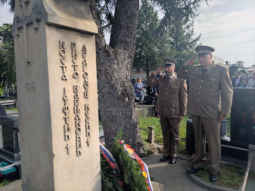 БАЊАЛУКА, 23. АПРИЛА /СРНА/ - На бањалучком гробљу Свети Пантелија одата је почаст и положени су вијенци на спомен-обиљежје жртвама Велеиздајничког процеса и на споменик погинулим борцима Војске Републике Српске, а поводом Дана града.	