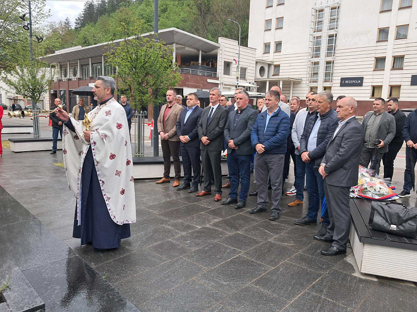 КОТОР ВАРОШ, 24. АПРИЛА /СРНА/ - Код спомен-костурнице погинулим борцима Народноослободилачког рата /НОР/ и спомен–обиљежја погинулим борцима у Одбрамбено-отаџбинском рату у Котор Варошу данас су положени вијенци поводом обиљежавања 24. априла - Дана општине.