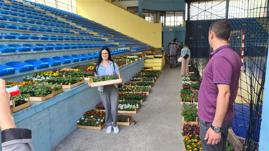 ДОБОЈ, 24. AПРИЛА /СРНА/ - У Добоју је почела подјела око 10.000 садница за 85 корисника - предшколских и школских установа, те заједнице етажних власника које су се пријавиле на позив Градске управе "За љепши и уређенији Добој".