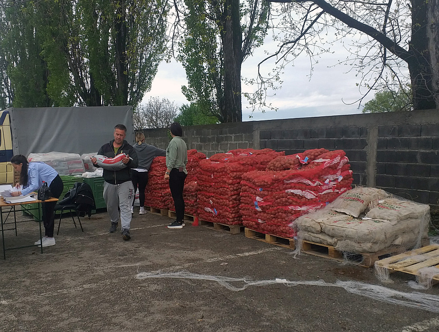 ВЛАСЕНИЦА, 24. АПРИЛА /СРНА/ - Власеничким пољопривредницима данас су подијељени стартап пакети који садрже садни материјал и минерално ђубриво у вриједности 36.700 КМ.	