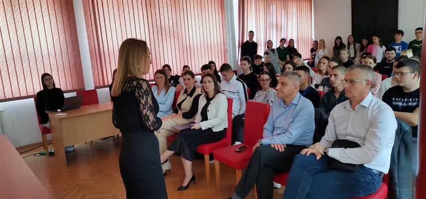 ДОБОЈ, 24. АПРИЛА /СРНА/ - У добојској Гимназији "Јован Дучић" данас је одржан јавни час "Дани сјећања".	