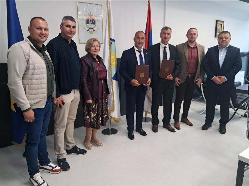 КОТОР ВАРОШ, 24. АПРИЛА /СРНА/ - Начелник општине Котор Варош Зденко Сакан и замјеник предсједника општине Сокобања Владимир Миловановић потписали су данас, у оквиру обиљежавања Дана општине Котор Варош, Споразум о сарадњи који подразумијева успостављање директних партнерских односа двије локалне заједнице.	