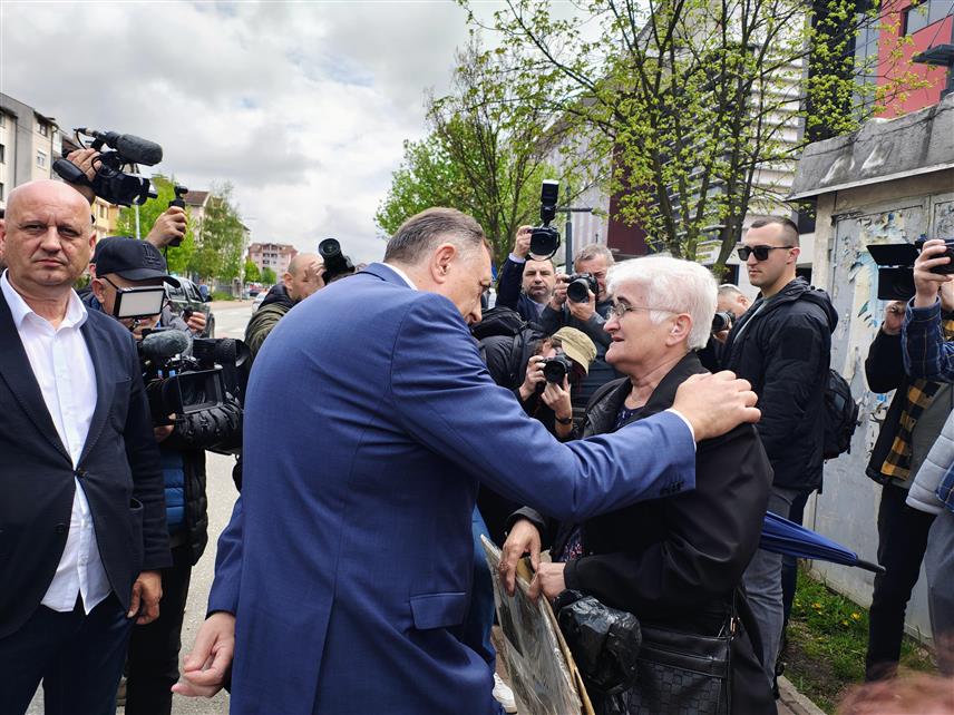 ИСТОЧНО САРАЈЕВО, 24. АПРИЛА /СРНА/ - Предсједник Републике Српске Милорад Додик данас је у Источном Сарајеву разговарао са грађанима, након свечаног отварања зграде Ректората и Музичке академије Универзита у овом граду.