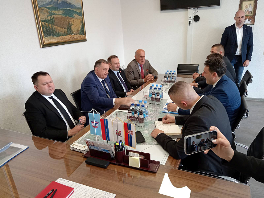 СОКОЛАЦ, 24. АПРИЛА /СРНА/ - Предсједник Републике Српске Милорад Додик и министар за научнотехнолошки развој и високо образовање Српске Жељко Будимир састали су се на Сокоцу са начелником општине Страхињом Башевићем.