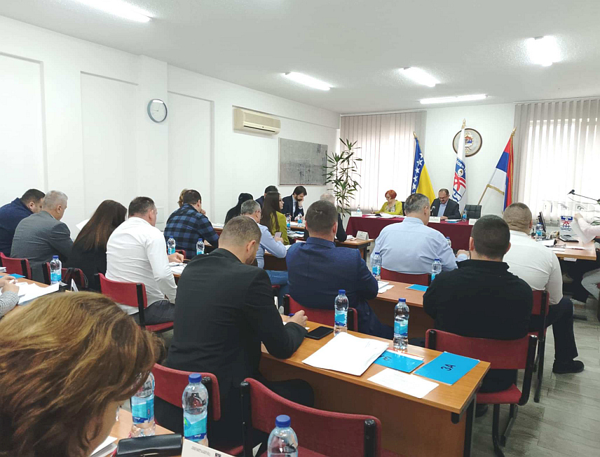НОВИ ГРАД, 24. АПРИЛА /СРНА/ - Скупштина општине Нови Град усвојила је данас извјештај о раду начелника општине и Општинске управе у прошлој години.