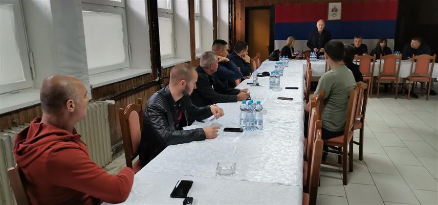 ПЕТРОВО, 24. АПРИЛА /СРНА/ - У Петрову је вечерас одржана јавна расправа о побољшању услова рада и статуса самосталних предузетника у овој општини коју је, с циљем унапређења њихове организованости, организовала Занатско-предузетничка комора регије Добој.
