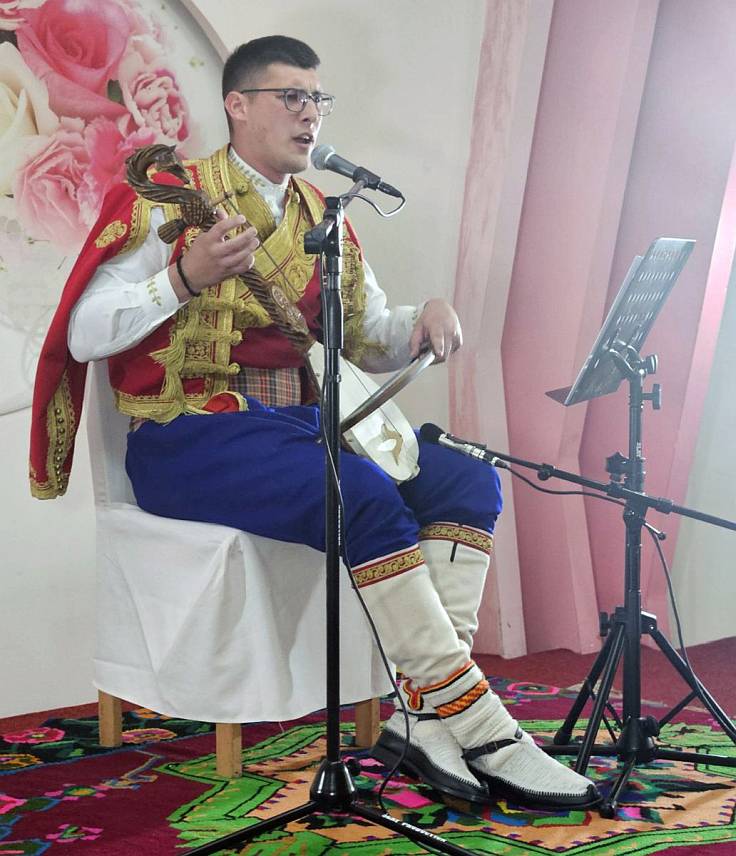 ПАЛЕ, 24. АПРИЛА /СРНА/ - На Палама су вечерас представљени пјесма "Што су тужне гусле крај кандила" и документарни филм о животу трагично преминулог младог паљанског гуслара Матеје Радовића.