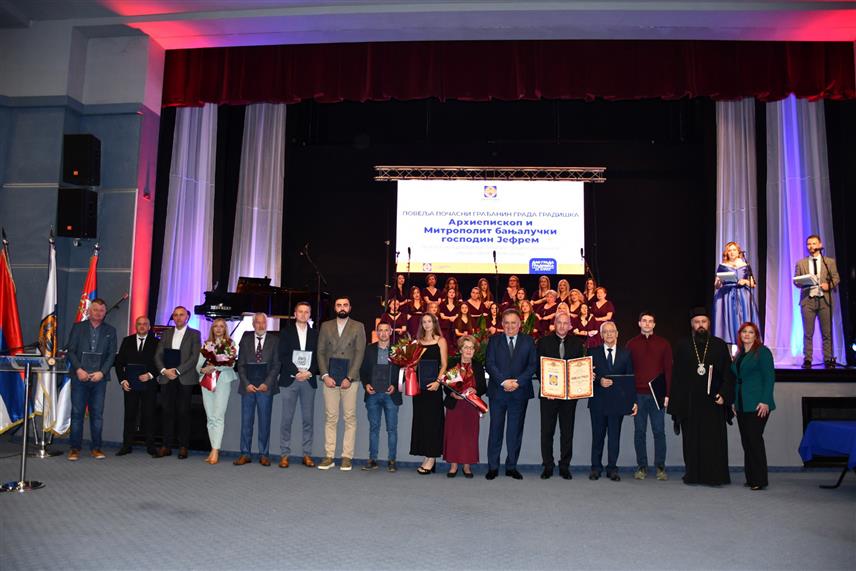 ГРАДИШКА, 24. АПРИЛА /СРНА/ - Свечана академија поводом Дана града, 24. априла, на којој су урученe повеље и признања за допринос развоја Градишке.