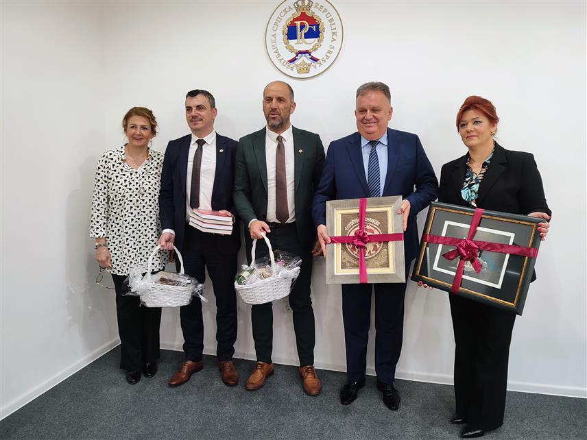 ГРАДИШКА, 25. АПРИЛА /СРНА/ - Градоначелник Градишке Зоран Аџић разговарао је данас са представницима општине Ћуприја из Србије, са којом је у наредном периоду планирана интенизивнија сарадња у области привреде и културе.	