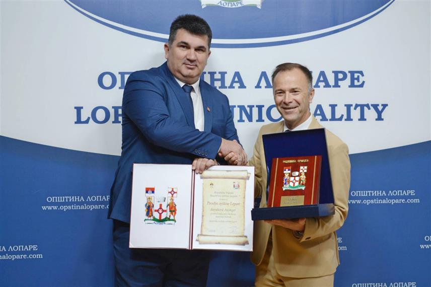 ЛОПАРЕ, 25. АПРИЛА /СРНА/ - Градоначелник Салцбурга Бернхард Аиунгер је одлуком Скупштине општине Лопаре добитник Повеље ове општине за допринос њеном развоју, која му је данас уручена поводом Ђурђевдана, Дана и крсне славе општине.	