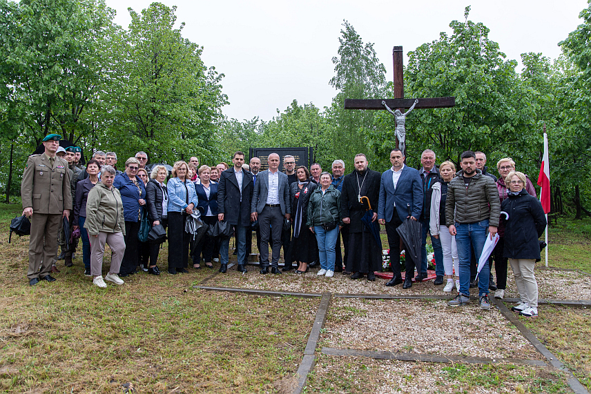 ПРЊАВОР, 25. АПРИЛА /СРНА/ - На пољском гробљу у мјесту Деветина код Прњавора данас је у организацији Удружења Пољака "Болеславиец" откривена спомен-плоча која ће бити трајни подсјетник на присуство пољске националне мањине на овим просторима.