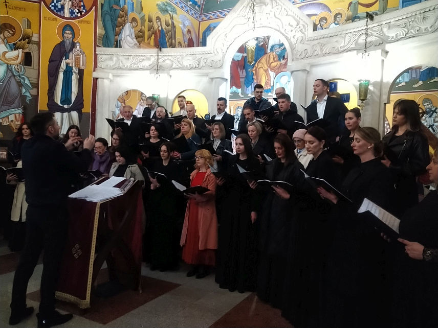 САРАЈЕВО, 25. АПРИЛА /СРНА/ - Српско пјевачко друштво /СПД/ "Слога" одржало је вечерас васкршњи концерт у Храму Преображења Господњег у Сарајеву.